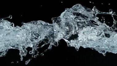 Saf Suyun Süper Yavaş Çekimi Kara Arkaplan 'da izole edilmiş bir şekilde uçuşa geçiyor. Yüksek Hız Sinema Kamerası, 4k.