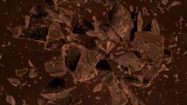 Çikolata Parçalarının Süper Yavaş Çekimi ve ardından Çikolata Kreması 'na Düşen Kamera, 1000fps. Yüksek Hız Sinema Kamerası, 4K.