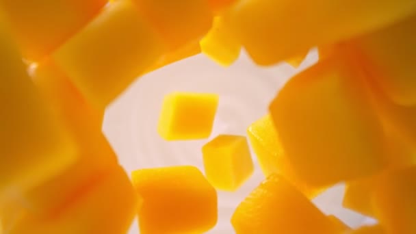 Super Slow Motion Shot Mango Cuts Seguido Cámara Caída Yogur — Vídeos de Stock