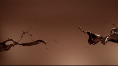 Süper Yavaş Çekim Çikolata Damlaları Uçuyor ve 1000 fps hızla yere çakılıyor. Yüksek Hız Sinema Kamerası, 4k.