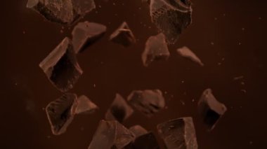 Çikolata Parçalarının Süper Yavaş Çekimi ve ardından Çikolata Kreması 'na Düşen Kamera, 1000fps. Yüksek Hız Sinema Kamerası, 4K.
