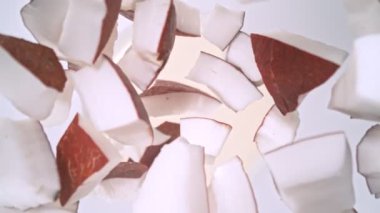 Coconut Cuts 'ın Süper Yavaş Çekimi. Ardından da Kamera Süt' e Düşüyor. Yüksek Hız Sinema Kamerası, 4K.