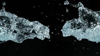 Saf Suyun Süper Yavaş Çekimi Kara Arkaplan 'da izole edilmiş bir şekilde uçuşa geçiyor. Yüksek Hız Sinema Kamerası, 4k.