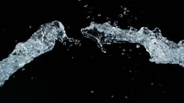 Saf Suyun Süper Yavaş Çekimi Kara Arkaplan 'da izole edilmiş bir şekilde uçuşa geçiyor. Yüksek Hız Sinema Kamerası, 4k.