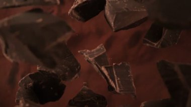 Çikolata Parçalarının Süper Yavaş Çekimi. Ardından da Kakao Tozu 'na Düşen Kamera. Yüksek Hız Sinema Kamerası, 4K.