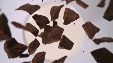 Çikolata Kesikleri 'nin Süper Yavaş Çekimi. Ardından da Süt' e Düşen Kamera. Yüksek Hız Sinema Kamerası, 4K.