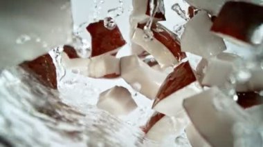 Coconut Pieces 'ın Süper Yavaş Çekimi ve ardından 1000 fps hızla suya düşen kamera. Yüksek Hız Sinema Kamerası, 4K.
