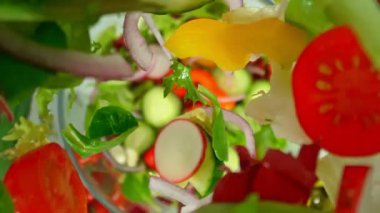 Süper Yavaş Çekim Taze Salata Malzemeleri 'nin Çekimi. Ardından da Kamera 1000fps' te Bowl 'a Düşüyor. Yüksek Hız Sinema Kamerası, 4K.