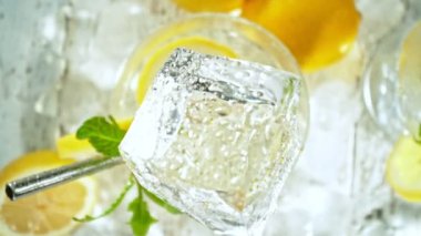 Buz Küpünün Süper Yavaş Çekimi, Kamera Hareketi 'yle birlikte 1600 metrede Lemonade ile birlikte bardağa düşüyor. Yüksek Hız Sinema Kamerası, 4K.