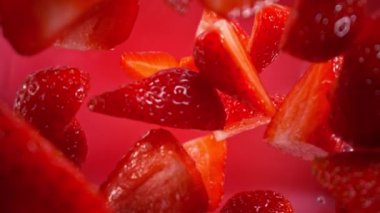 Çilek Kesikleri 'nin Süper Yavaş Çekimi' ni takiben kamera 1000 fps hızla suya sıçrıyor. Yüksek Hız Sinema Kamerası, 4K.