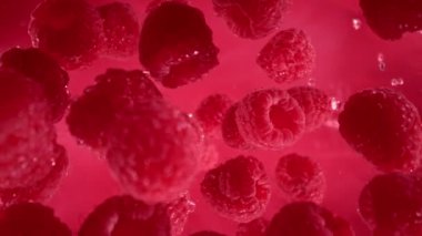 Süper Yavaş Ahududu Çekimi ve ardından 1000 fps hızla suya sıçrayan Kamera. Yüksek Hız Sinema Kamerası, 4K.