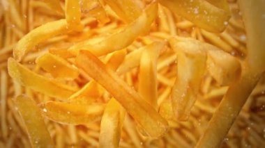 Düşen Patates ve Tuz 'un Süper Yavaş Çekimi ve ardından 1000 fps' lik kamera. Yüksek Hız Sinema Kamerası, 4K.