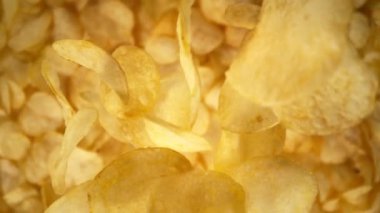 Düşen Patates cipsinin Süper Yavaş Çekimi ve ardından 1000 fp 'lik kamera. Yüksek Hız Sinema Kamerası, 4K.