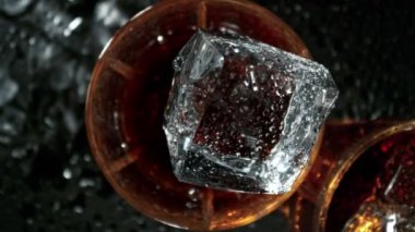 Süper Yavaş Buz Çekimi Taze Kola Limonatasına Düşerken Arkasından da Kamera 1000fps. Yüksek Hız Sinema Kamerası, 4K.