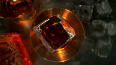 Buz Küpü 'nün Süper Yavaş Çekimi, Kamera Hareketi' yle birlikte 300 fps 'te Alkolle Bardağa Düşüyor. Yüksek Hız Sinema Kamerası, 4K.