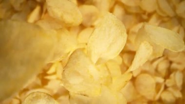 Düşen Patates cipsinin Süper Yavaş Çekimi ve ardından 1000 fp 'lik kamera. Yüksek Hız Sinema Kamerası, 4K.