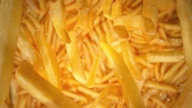 Düşen Patates ve Tuz 'un Süper Yavaş Çekimi ve ardından 1000 fps' lik kamera. Yüksek Hız Sinema Kamerası, 4K.