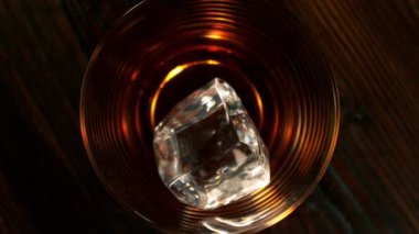 Buz Küpü 'nün Süper Yavaş Çekimi, Kamera Hareketi' yle birlikte 300 fps 'te Alkolle Bardağa Düşüyor. Yüksek Hız Sinema Kamerası, 4K.