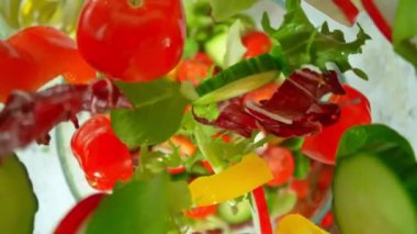 Süper Yavaş Çekim Taze Salata Malzemeleri 'nin Çekimi. Ardından da Kamera 1000fps' te Bowl 'a Düşüyor. Yüksek Hız Sinema Kamerası, 4K.