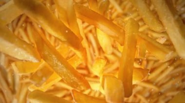 Düşen Patates ve Tuz 'un Süper Yavaş Çekimi ve ardından 1000 fps' lik kamera. Yüksek Hız Sinema Kamerası, 4K.