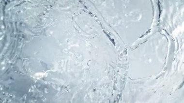 Süper Yavaş Çekim Saf Suyun Çekimi, ardından Kamera Düşüyor ve Yüzeye Sıçrıyor... 1000Fps 'de. Yüksek Hız Sinema Kamerası, 4k.
