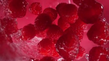 Süper Yavaş Ahududu Çekimi ve ardından 1000 fps hızla suya sıçrayan Kamera. Yüksek Hız Sinema Kamerası, 4K.