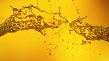 Yağ Sıçratma Süper Yavaş Film Çekimi Altın Arkaplan 'da 1000 fps' e doğru uçuyor. Yüksek Hız Sinema Kamerası, 4k.