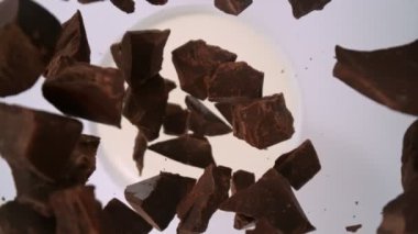 Çikolata Kesikleri 'nin Süper Yavaş Çekimi. Ardından da Süt' e Düşen Kamera. Yüksek Hız Sinema Kamerası, 4K.