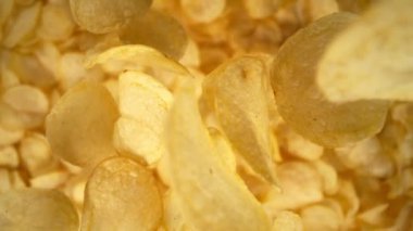 Düşen Patates cipsinin Süper Yavaş Çekimi ve ardından 1000 fp 'lik kamera. Yüksek Hız Sinema Kamerası, 4K.