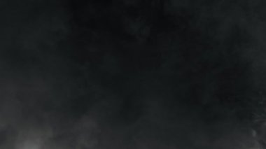 Atmosferik Dumanın Süper Yavaş Çekimi. Yavaşça Siyah Arkaplanda Yüzüyor. 4K 'da Yüksek Hız Sinema Kamerası ile çekildi..