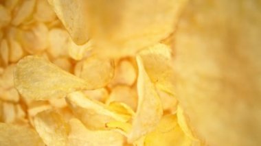 Düşen Patates cipsinin Süper Yavaş Çekimi ve ardından 1000 fp 'lik kamera. Yüksek Hız Sinema Kamerası, 4K.