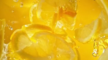 Süper Yavaş Çekim Taze Limon Dilimleri ve ardından Kamera 1000 fps hızla suya sıçrıyor. Yüksek Hız Sinema Kamerası, 4K.