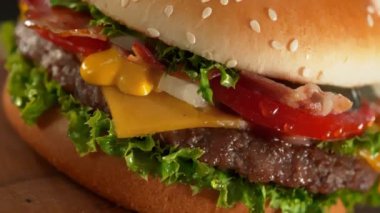 Premium Hamburger 'in Dönen Kapanışı Kamera Hareketiyle Çekildi.