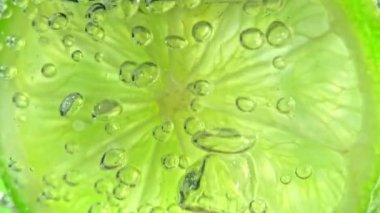 Köpüklü suda bir dilim kireç canlı ve ferahlatıcı bir görüntü yaratır, temiz ve lezzetli bir his verir..