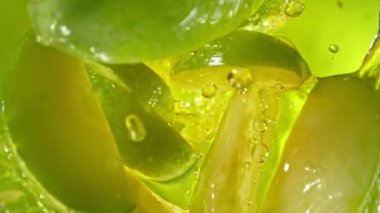 Yeşil Elma Kesikleri 'nin Süper Yavaş Çekimi ve ardından 1000 fps hızla Juice' a sıçrayan Kamera. Yüksek Hız Sinema Kamerası, 4K.