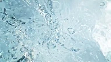 Süper Yavaş Çekim Saf Suyun Çekimi, ardından Kamera Düşüyor ve Yüzeye Sıçrıyor... 1000Fps 'de. Yüksek Hız Sinema Kamerası, 4k.
