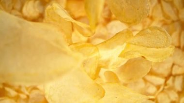Düşen Patates cipsinin Süper Yavaş Çekimi ve ardından 1000 fp 'lik kamera. Yüksek Hız Sinema Kamerası, 4K.