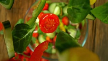 Süper Yavaş Çekim Taze Salata Malzemeleri 'nin Çekimi. Ardından da Kamera 1000fps' te Bowl 'a Düşüyor. Yüksek Hız Sinema Kamerası, 4K.