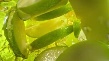 Yeşil Elma Kesikleri 'nin Süper Yavaş Çekimi ve ardından 1000 fps hızla Juice' a sıçrayan Kamera. Yüksek Hız Sinema Kamerası, 4K.