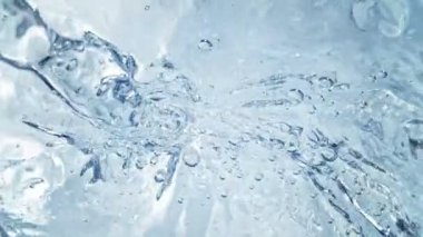 Süper Yavaş Çekim Saf Suyun Çekimi, ardından Kamera Düşüyor ve Yüzeye Sıçrıyor... 1000Fps 'de. Yüksek Hız Sinema Kamerası, 4k.