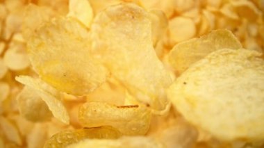 Düşen Patates cipsinin Süper Yavaş Çekimi ve ardından 1000 fp 'lik kamera. Yüksek Hız Sinema Kamerası, 4K.