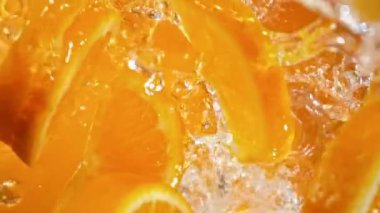 Süper Yavaş Portakal Dilimleri Çekimi. Ardından da 1000 fps hızla suya sıçrayan Kamera. Yüksek Hız Sinema Kamerası, 4K.