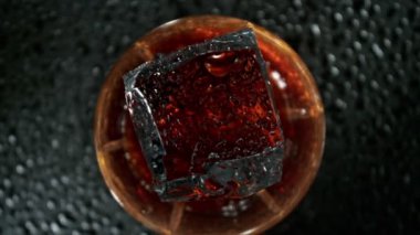Süper Yavaş Buz Çekimi Taze Kola Limonatasına Düşerken Arkasından da Kamera 1000fps. Yüksek Hız Sinema Kamerası, 4K.