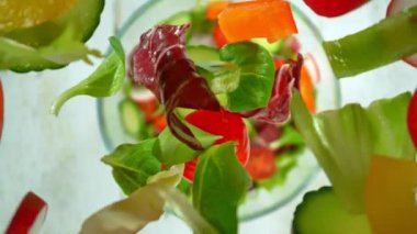 Süper Yavaş Çekim Taze Salata Malzemeleri 'nin Çekimi. Ardından da Kamera 1000fps' te Bowl 'a Düşüyor. Yüksek Hız Sinema Kamerası, 4K.