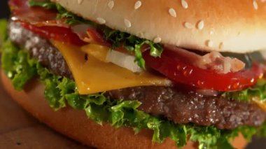 Premium Hamburger 'in Dönen Kapanışı Kamera Hareketiyle Çekildi.