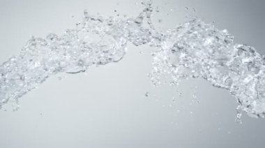 Saf Suyun Süper Yavaş Çekimi Mavi Derece Arkaplan 'da 1000fps' e doğru Uçuyor. Yüksek Hız Sinema Kamerası, 4k.