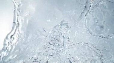 Süper Yavaş Çekim Saf Suyun Çekimi, ardından Kamera Düşüyor ve Yüzeye Sıçrıyor... 1000Fps 'de. Yüksek Hız Sinema Kamerası, 4k.