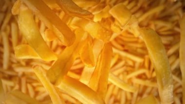 Düşen Patates kızartmasının Süper Yavaş Çekimi ve ardından 1000 fp 'lik kamera. Yüksek Hız Sinema Kamerası, 4K.