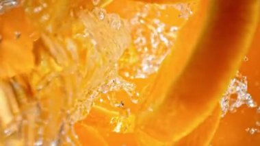 Süper Yavaş Portakal Dilimleri Çekimi. Ardından da 1000 fps hızla suya sıçrayan Kamera. Yüksek Hız Sinema Kamerası, 4K.
