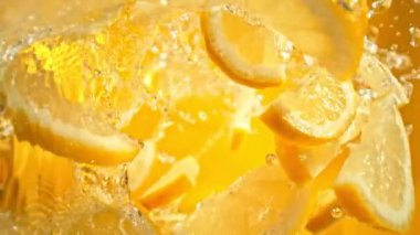 Süper Yavaş Çekim Taze Limon Dilimleri ve ardından Kamera 1000 fps hızla suya sıçrıyor. Yüksek Hız Sinema Kamerası, 4K.